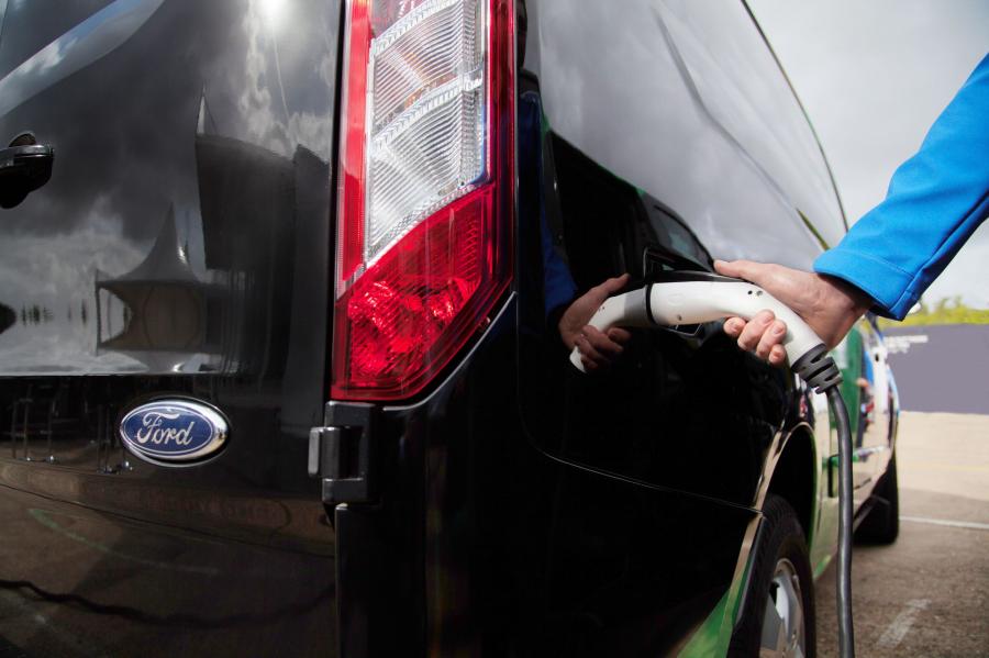 Детали экстерьера Ford Transit Plug-In Hybrid 2017 года  (фото 4 из 7)